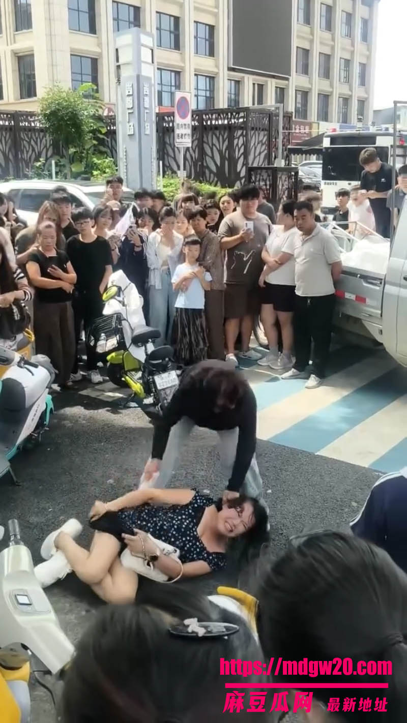 河北保定高阳大世界街头大瓜 原配当街暴打小三撕内裤 女子当众跪地求饶