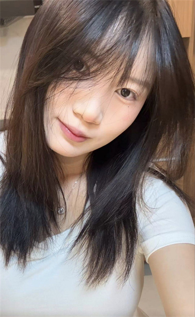 大学刚毕业表面看着清纯实则骚货一个需要的联系