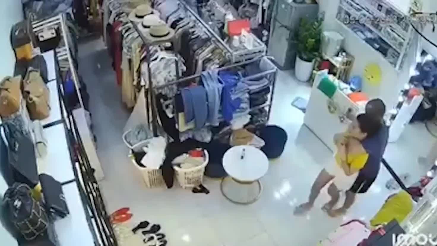 โปสเตอร์สำหรับ 遭到歹徒侵犯老板娘机智化解