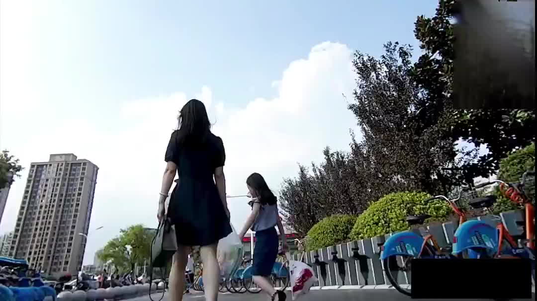 大爷偷拍几百条大长美腿视频被抓 民警问为什么拍 他只说喜欢看母胎单身