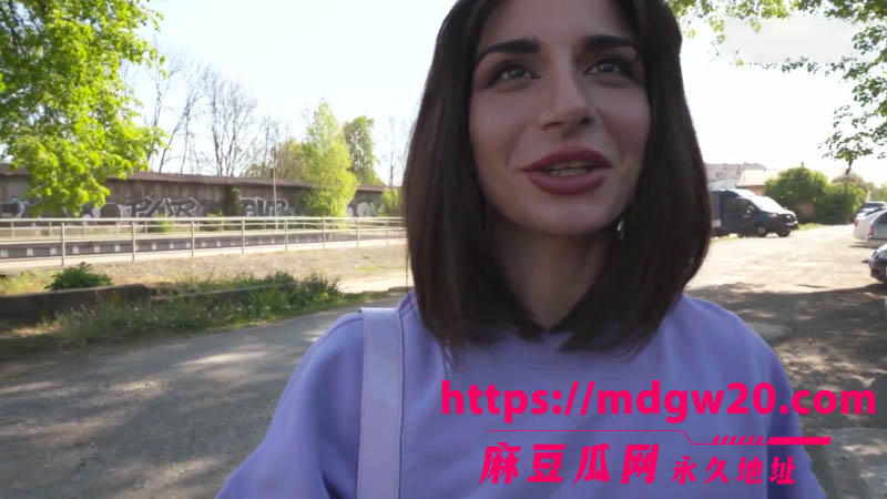 欧美捷克街头搭讪大神 用金钱诱惑意大利女洛拉丹杰猜测鸡巴尺寸并当场拿出卷尺验证