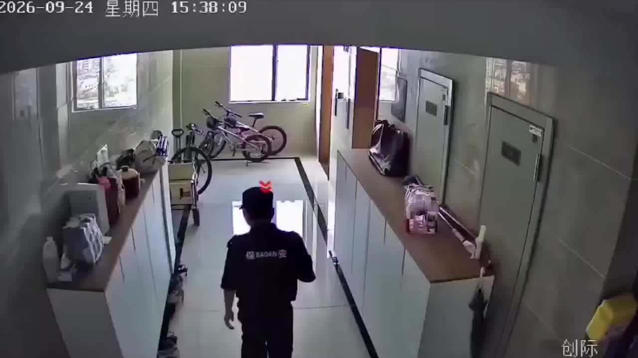 奇葩吃瓜 小区保安帮女业主的鞋打蜡保养 还逐个拿起闻 几十秒操作全程被拍曝光-黑料网