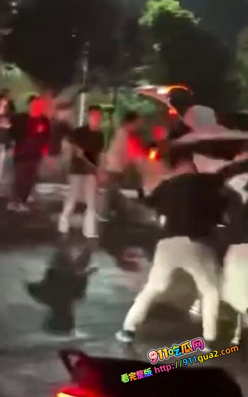 湖南长沙宁乡街头精神小伙大规模冲突场面堪比古惑仔 15