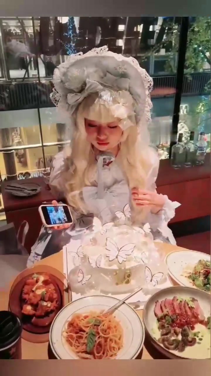 抖音洛丽塔餐厅吃蛋糕女孩走红，被扒是福利姬 软软兔片流出