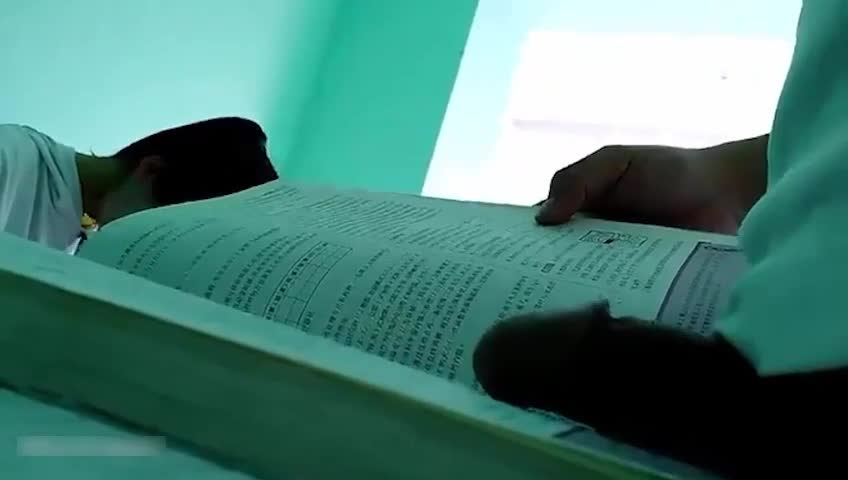 校园自习室人屌同框，打扰学霸学习 のポスター
