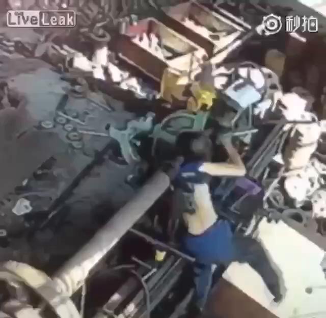 人一进去骨头全断了吧 포스터