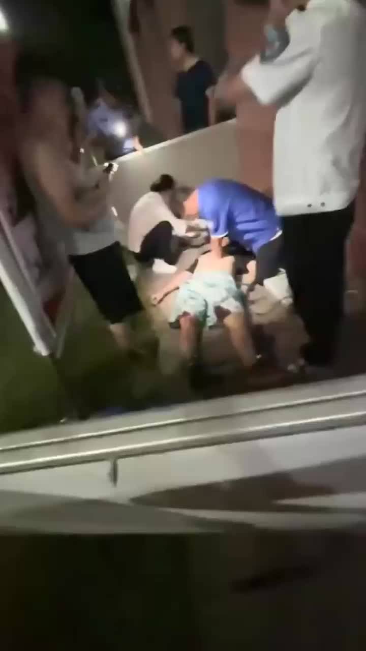 贵州师范大学在校学生坠楼身亡 家属交涉时老师态度冷漠 致家属气晕倒地 老师竟无动于衷-黑料网