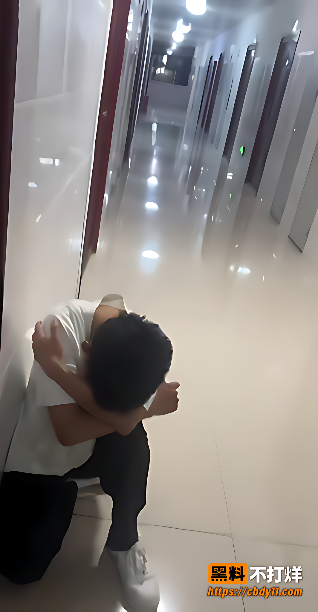 男子潜入女生宿舍偷内衣裤被抓包4