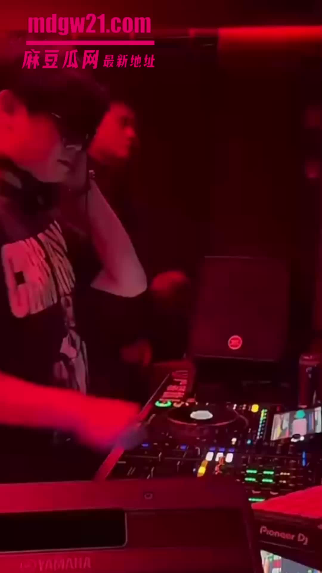 抖音500万粉情侣博主 Alex 和一雯白谈7年订婚后 Alex和平分手包装完转头和小怡同学酒吧拥吻 | 麻豆瓜网｜麻豆传媒旗下的免费成人吃瓜黑料网