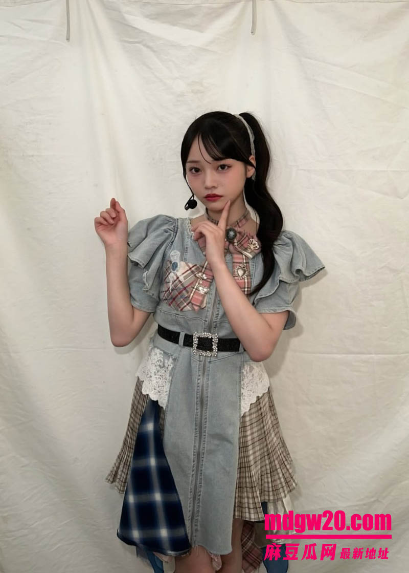日本留学生秋田莉杏 与中国男友在酒店性爱自拍 双马尾被抓着后入打桩