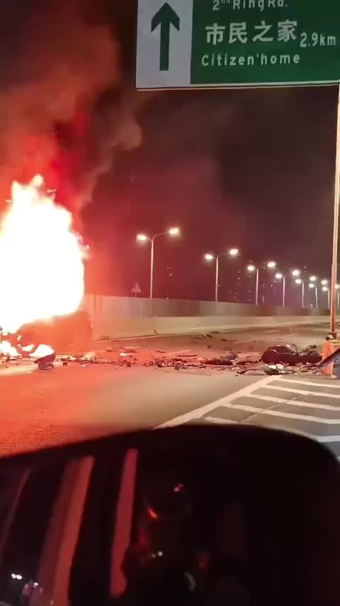 武汉岱黄高速府河大桥段网传严重车祸 现场画面流出惨烈异常 官方暂未正式通报具体情况引发全网关注