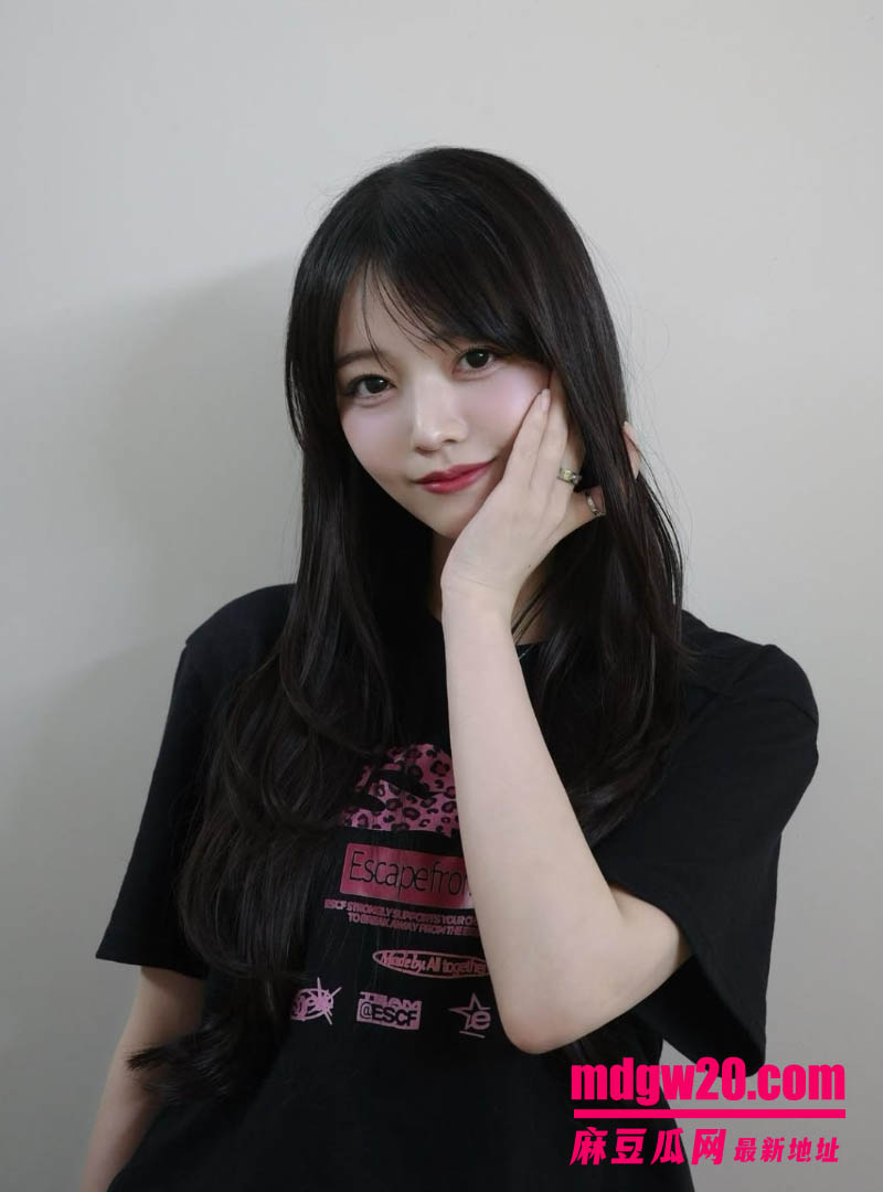 日本留学生秋田莉杏 与中国男友在酒店性爱自拍 双马尾被抓着后入打桩