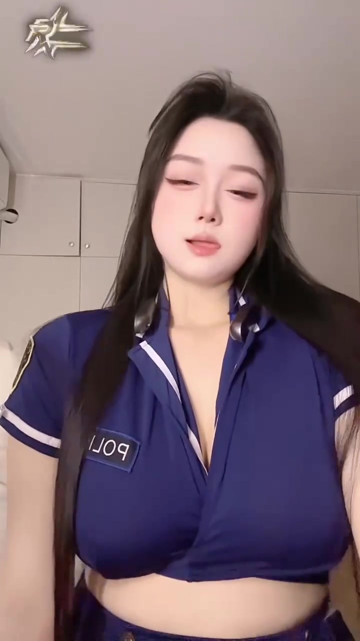 快手网红小圆圆骚舞 蓝警服扣子被巨乳撑开，吊带袜扭腰抬腿尺度拉满
