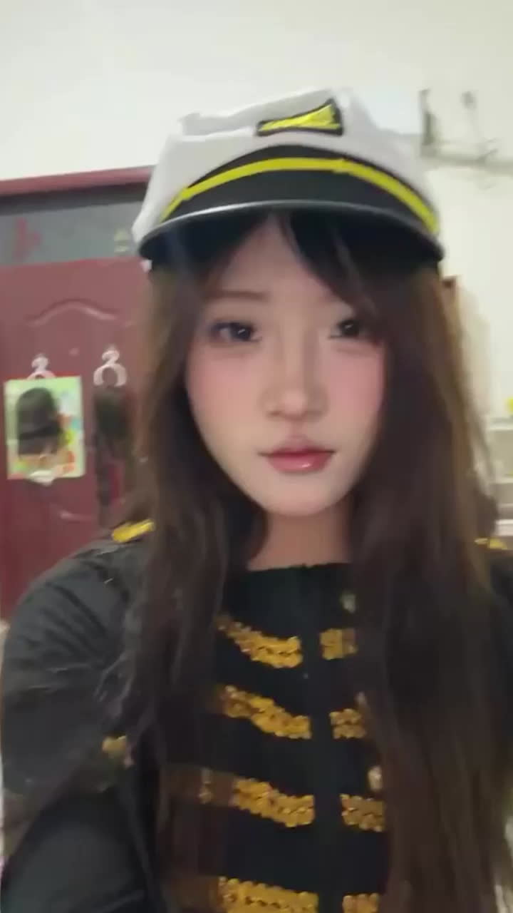 推特福利姬 狸花 私人定制福利流出 黑丝制服道具自慰 诱惑感十足-黑料网