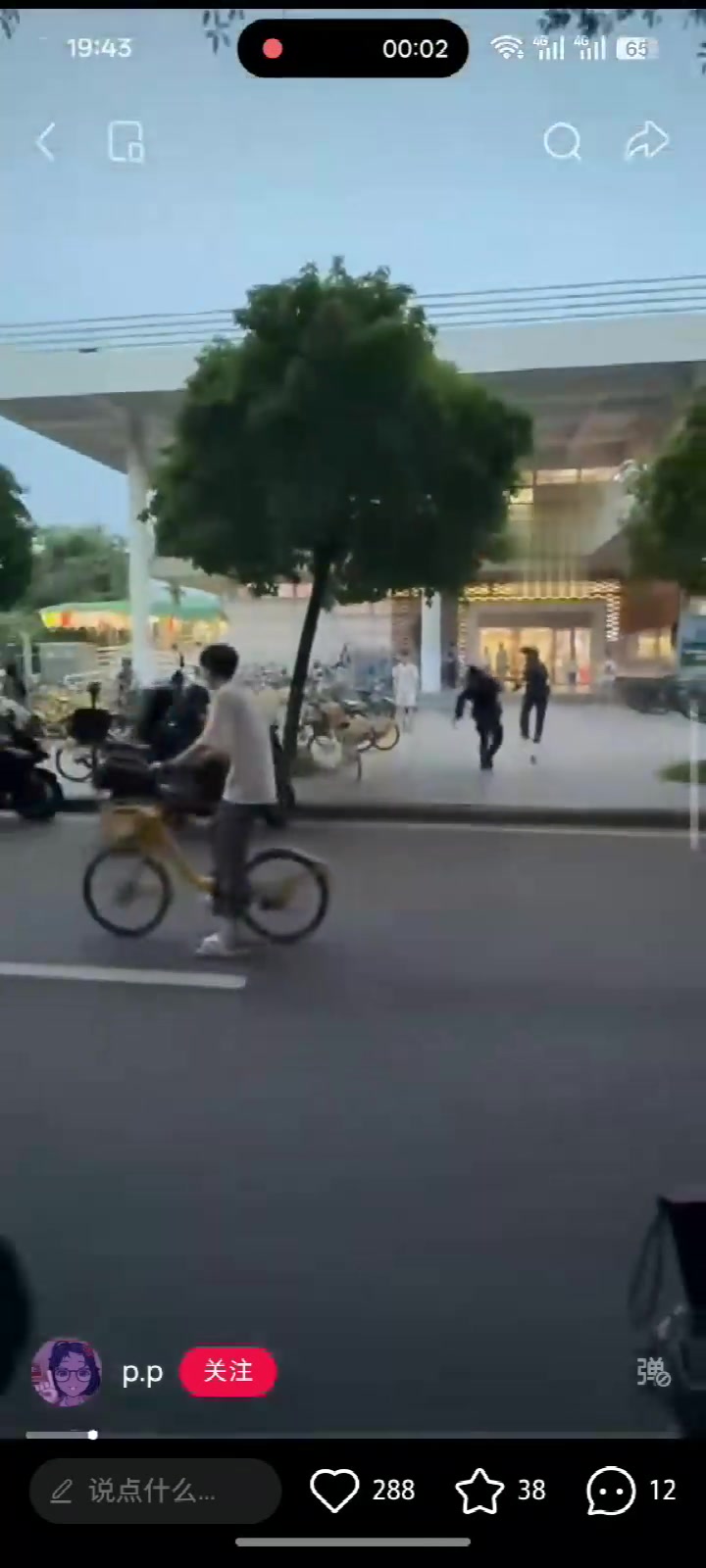 广州大学城GOGO新天地火锅店门口持刀随机伤人 特警清场一人落网