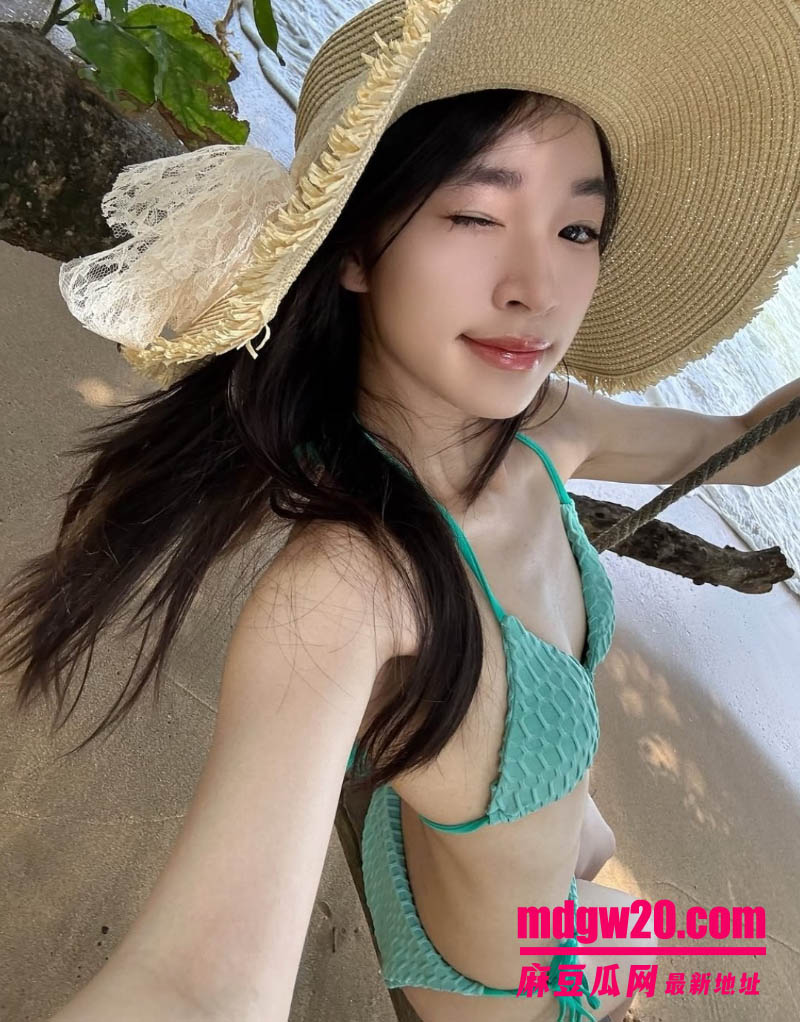 新加坡文艺女孩 Aryna 赴华看画展被富哥相中 花重金开房约操 两人共度一夜春宵
