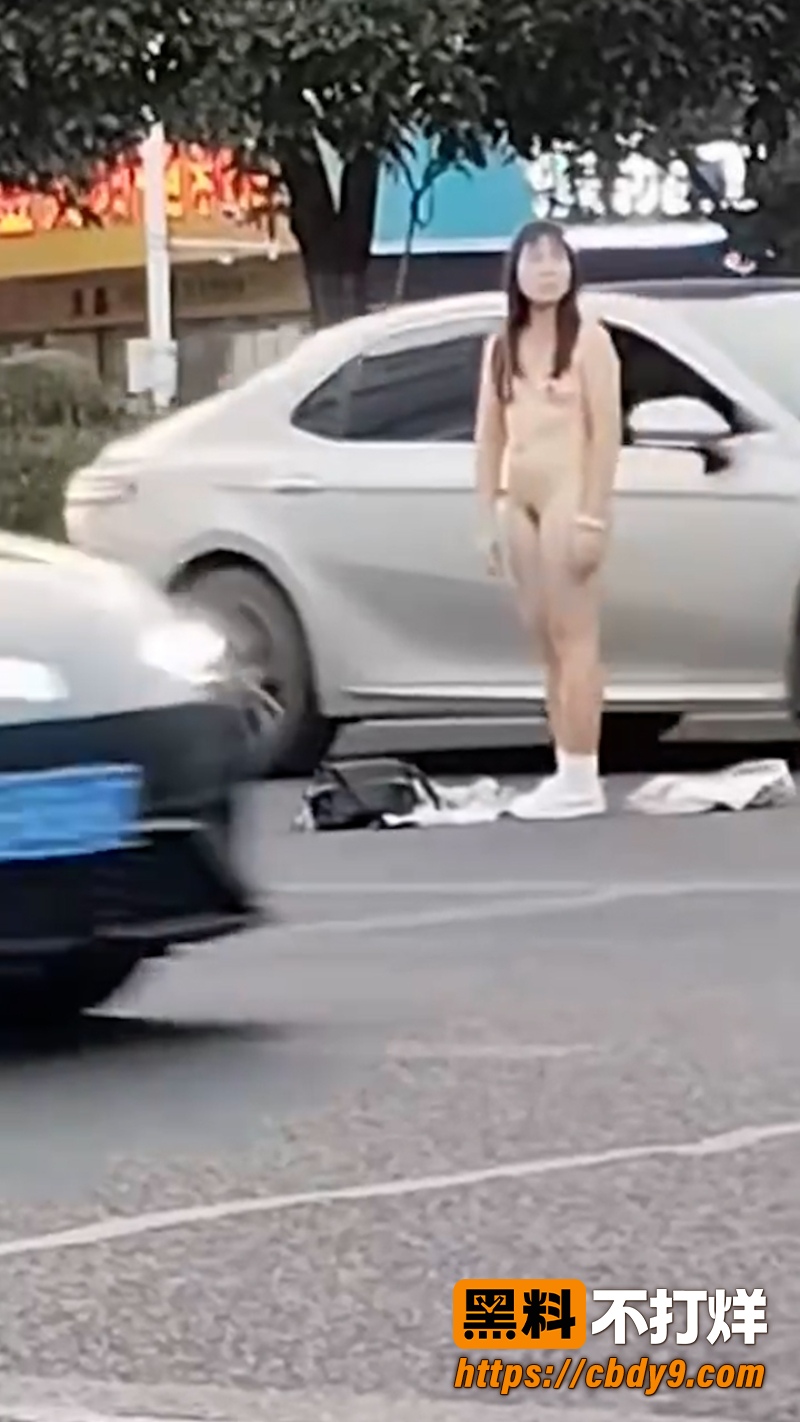 邵阳高铁站女子全裸站马路中央 2