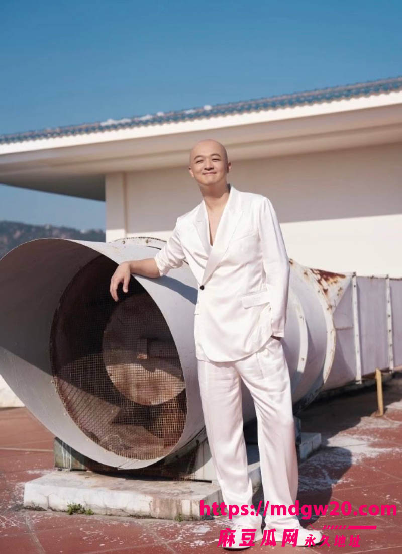 包文婧刚生完二胎 演员包贝尔酒店夜会红发女七小时 网友直言不是出轨就是嫖娼