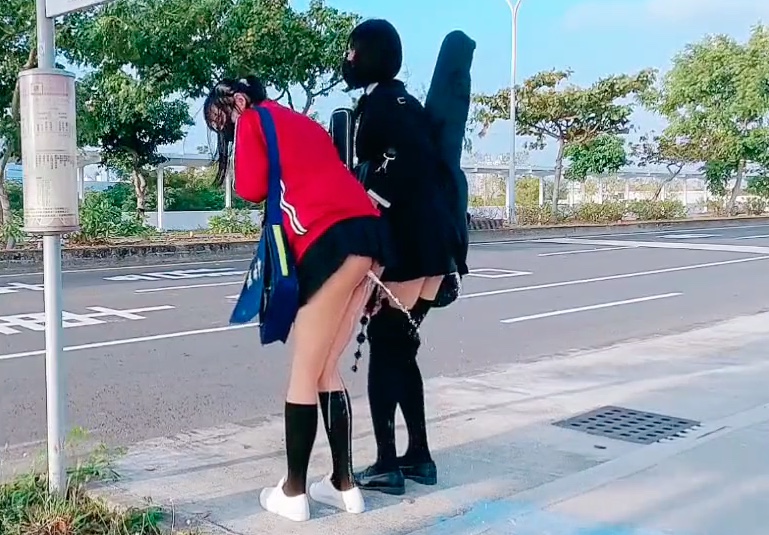 怎么突然喷牛奶了 のポスター