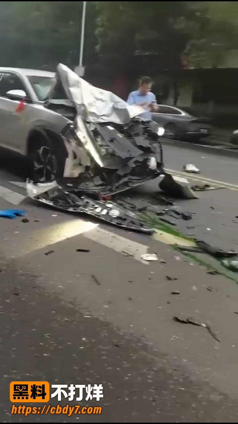 某路段发生严重交通事故 7
