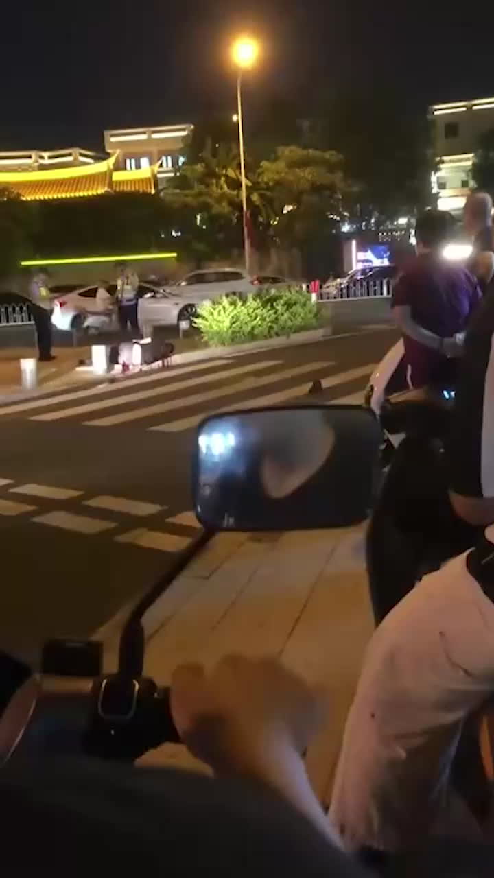 福建石狮八卦街 醉汉驾车撞人后下车朝受伤人员疯狂补刀 现场血迹斑斑触目惊心-黑料网