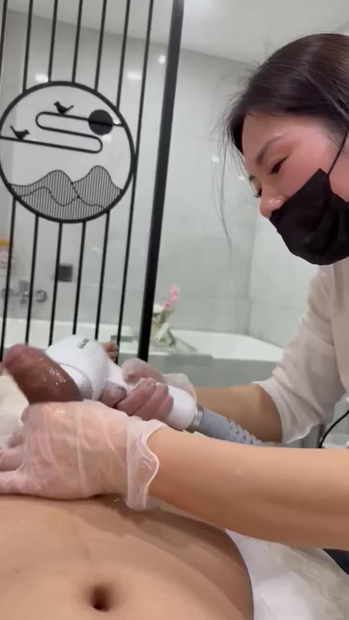 美容会所脱毛现场 偷拍女技师边脱毛边打飞机 男客户当场秒射被嘲笑-黑料网