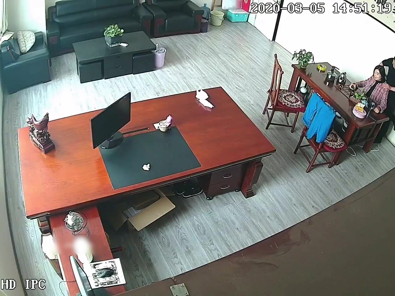 潍坊昌邑饮马镇村干部夫人大白天办公室偷情，监控拍到沙发上开搞完事还整理衣服