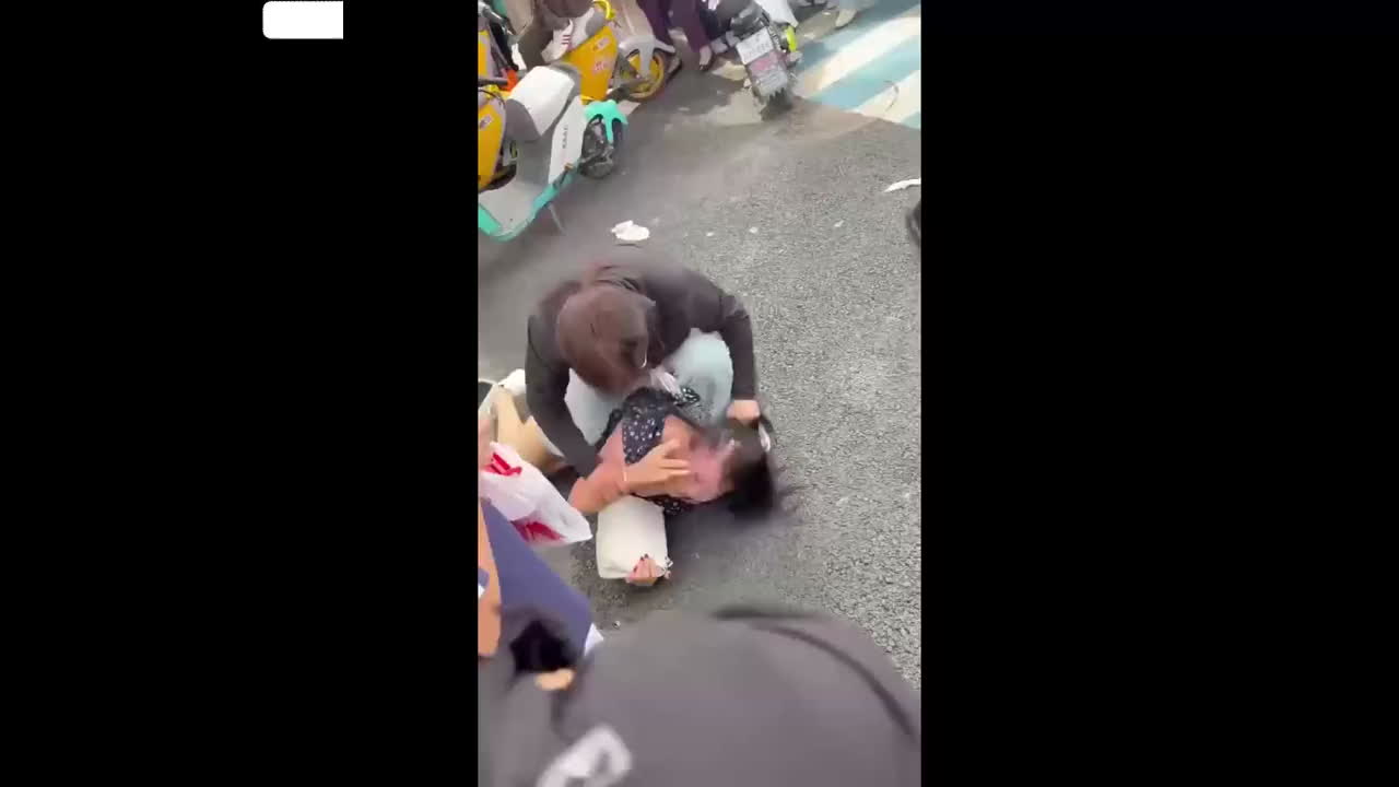 河北保定高阳大世界 原配当街暴打小三 内裤被撕跪地求饶围观炸锅