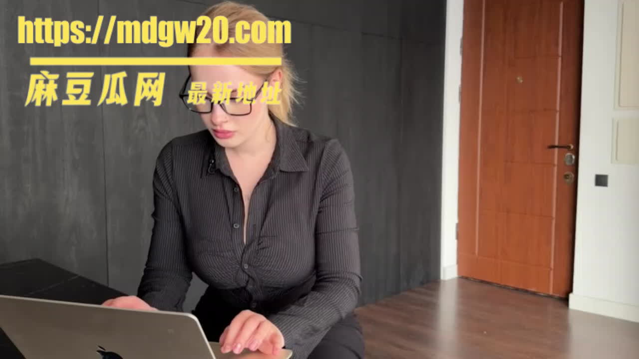 P站顶流 Comatozze 化身瑜伽女教练 站立分腿让学员蹲舔白虎 桌上掐奶侧入后入淫水流地 | 麻豆瓜网｜麻豆传媒旗下的免费成人吃瓜黑料网