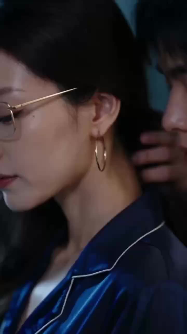 AI短剧《网调我的冰山妈妈》第3-4集 冰山美人跪地求宠爱 阳台上被儿子后入猛操！-黑料网