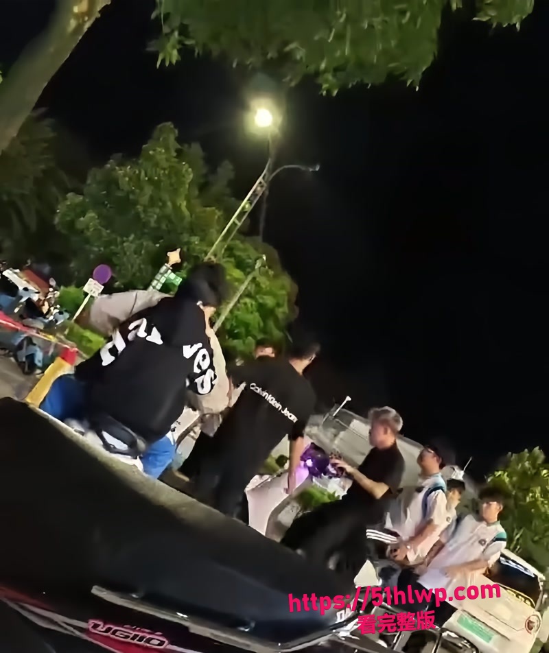 云南芒市民族中学 发生学生持刀伤人事件 受害者后背中刀目前仍在ICU抢救 - 51吃瓜