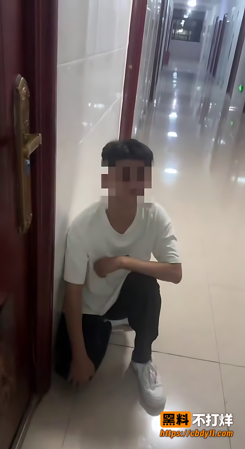 男子潜入女生宿舍偷内衣裤被抓包1
