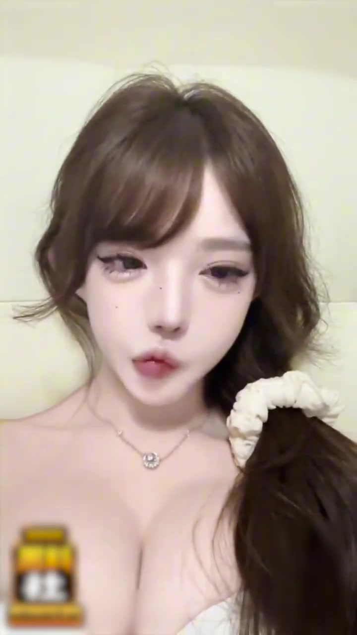 推特极品福利姬鱼子酱定制流出：齐刘海细银链，白短袖一系开奶就晃，浴室蓝灯下被边拍边玩