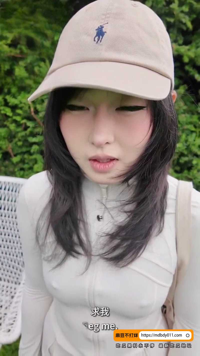 女性穿着白色上衣拍摄身体特写4