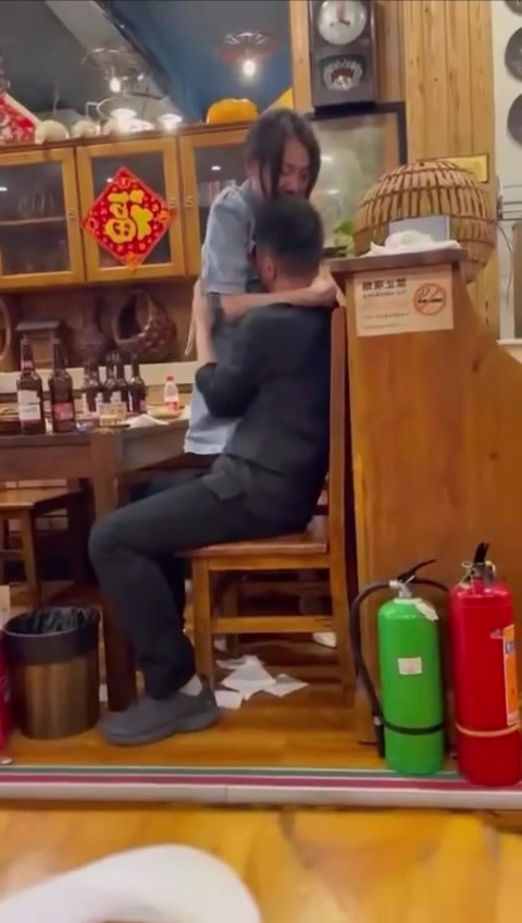 饭店惊现小三当众投怀送抱！牛仔裙女骑坐男腿狂吻，眼神拉丝半露乳