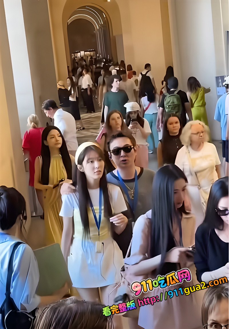 富二代 王思聪 牵着女友闺蜜现身卢浮宫 照片8