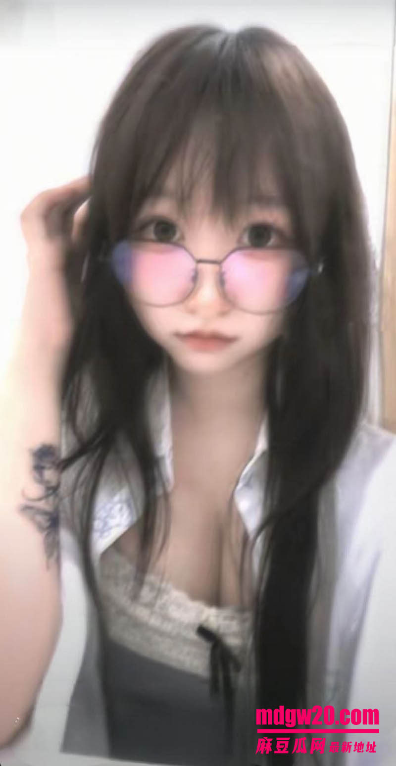 吉林四平反差婊包子雪 不雅视频合集流出 清纯眼镜萌妹美乳翘臀对镜诱惑自拍