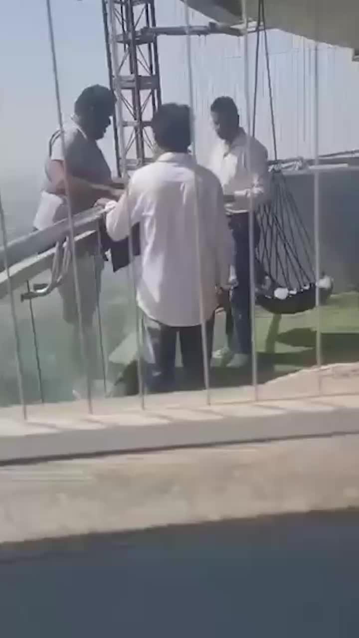 印度诺伊达超级新星大厦43层 程序员纵身一跃跳楼身亡 多重原因导致失去生存希望-黑料网