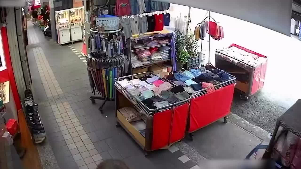 台湾新北瑞芳国三生彻底疯狂 拿着剪刀刺伤高三学生 画面血腥刺激-黑料网