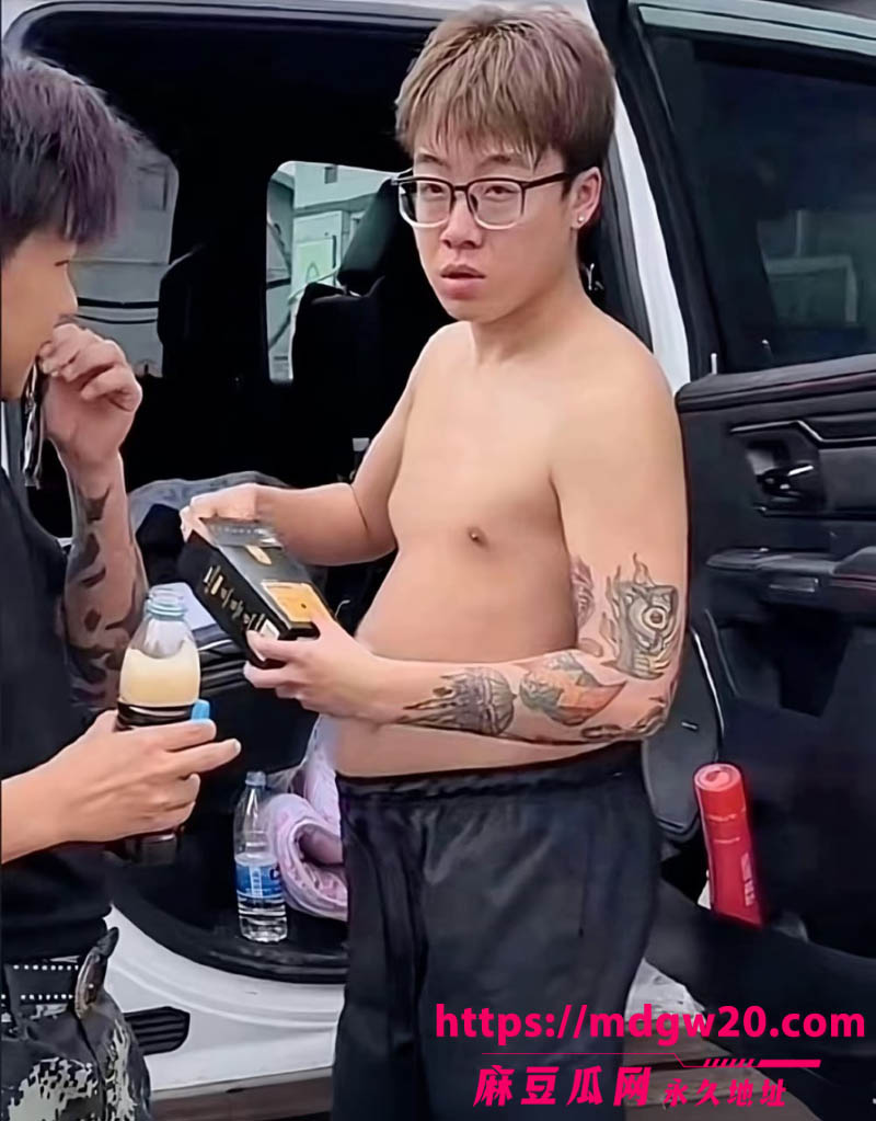千万粉游戏主播陈泽人设崩塌 被前女友鲨鱼的饭盒实名爆料出轨小静崽