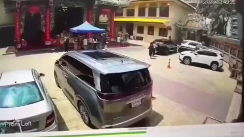曼谷耀华力观音圣庙 78岁男子开比亚迪电动车突然冲入 撞伤多人现场哀嚎遍野-黑料网