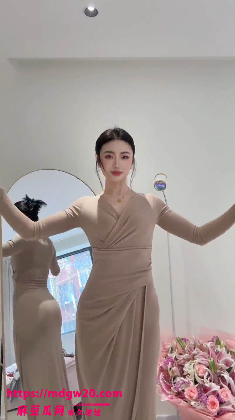 抖音网红 美式加满 定制裸舞福利流出 极品女神粗腿公主彤宝道具自慰视频