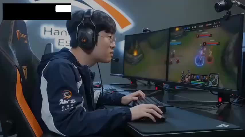 AI gender-bender short drama BLG esports team Bin, 多兰, Zeus, jealous opening then turns into a threesome, mutual licking and penetration from behind to climax in the esports room