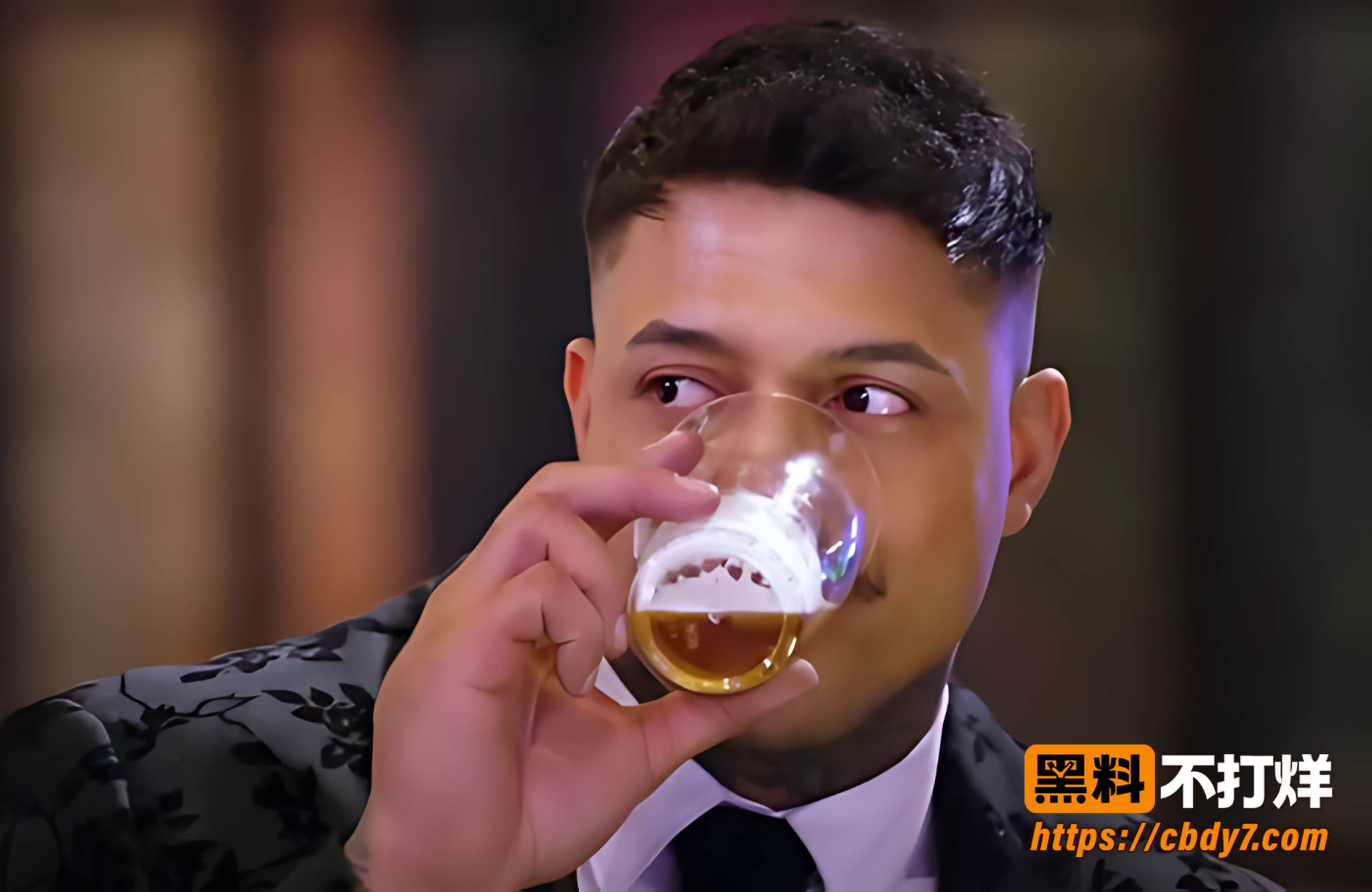 几个男女聚在一起聊天1