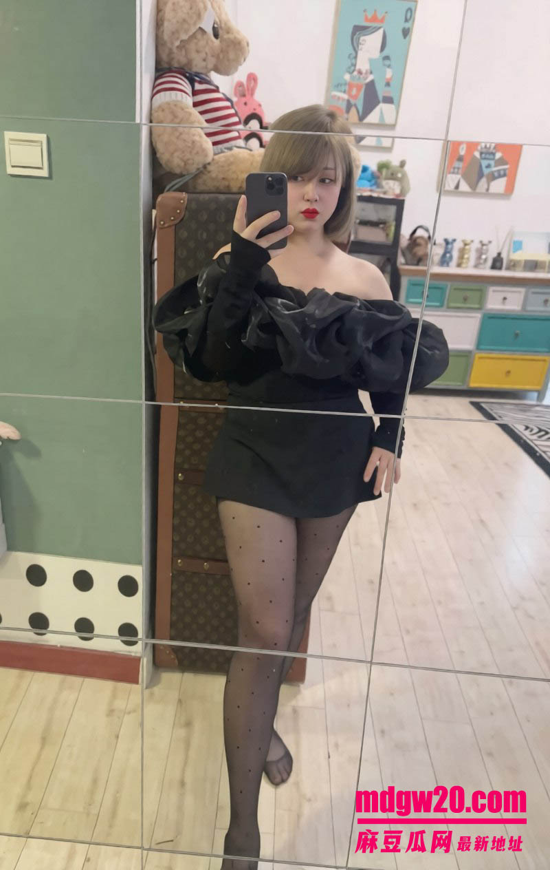海角社区乱伦博主 你说呢明知故问新作 趁后妈不备强行插进她的阴道里并内射了进去